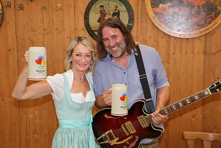 Monika Gruber präsentierte den Wiesnkrug 2023, hier zusammen auf dem Bild im Armbrustschützen-Festzalt mit Roland Hefter, der sie dabei musikalisch unterstützte (©Foto:Martin Schmitz)
